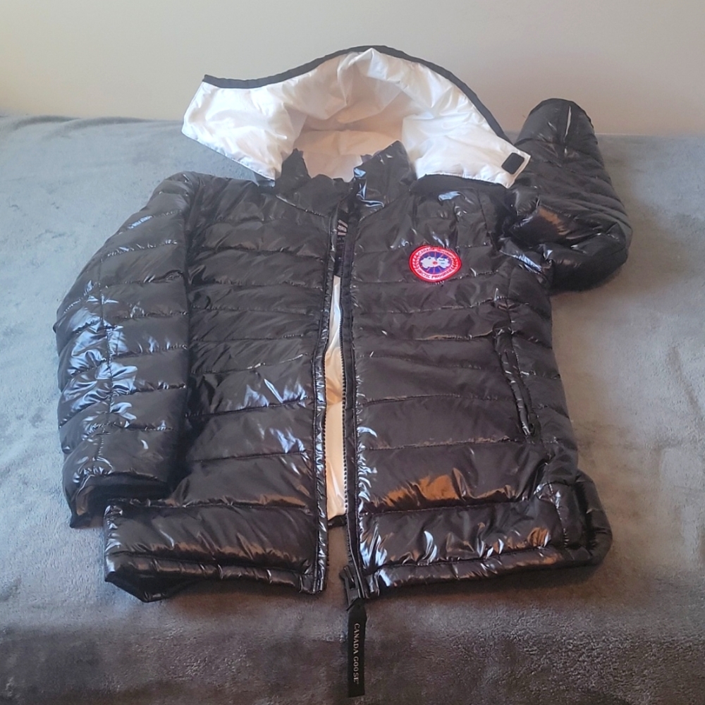 COPY Canada Goose  shiny light jacket Large on size but actually fits medium